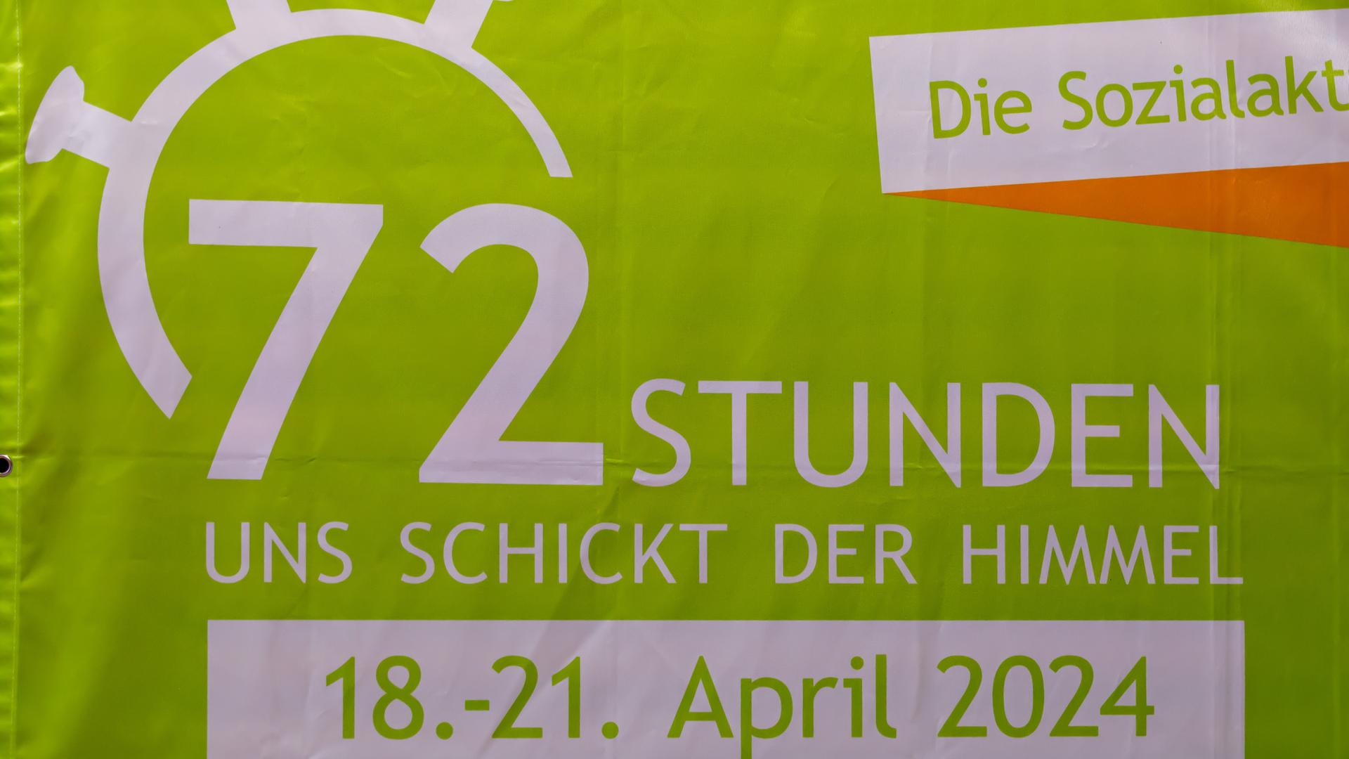 Ein grünes Stoff-Banner mit dem Logo der 72-Stunden-Aktion und den Daten 18.-21. April 2024.