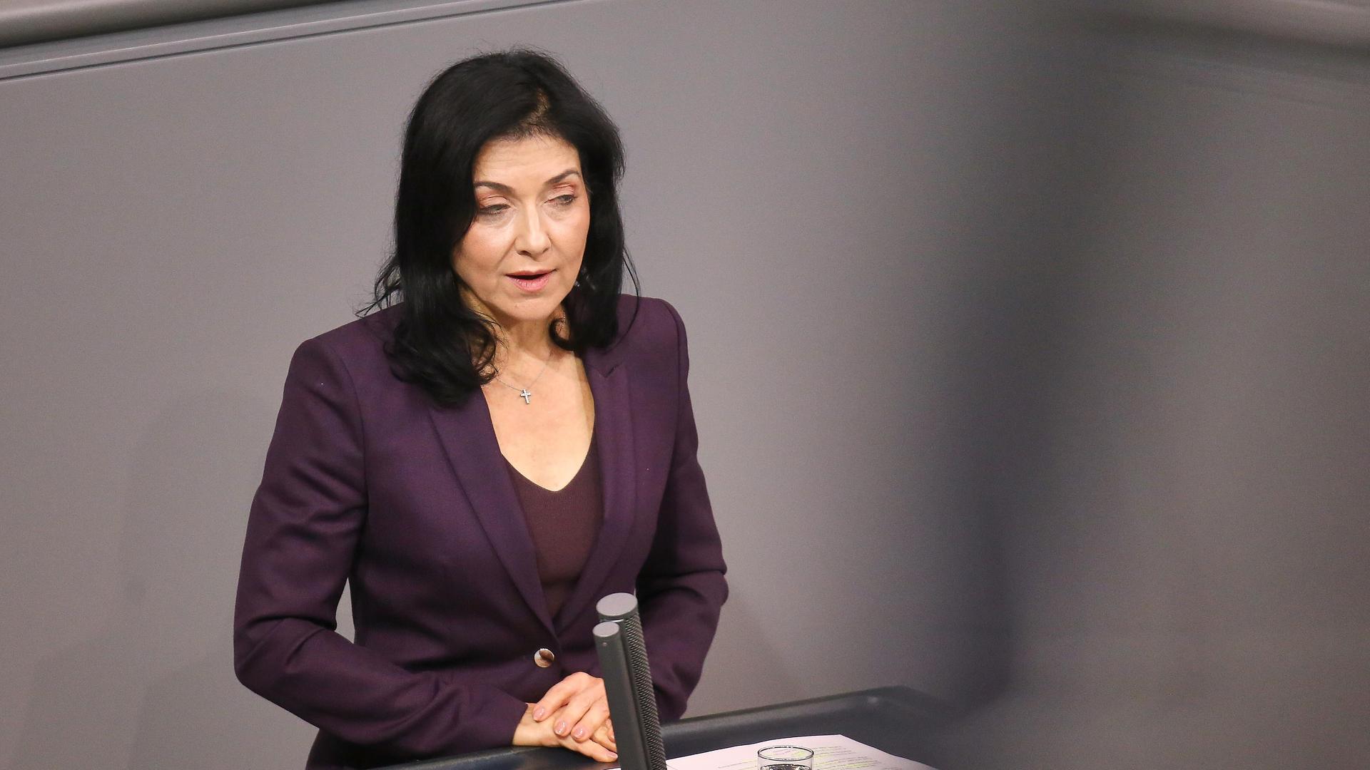 Bundesministerin für Wirtschaft und Energie Katherina Reiche (CDU) hält eine Rede im Bundestag. Bundesministerin für Wirtschaft und Energie Katherina Reiche (CDU) hält eine Rede im Bundestag.