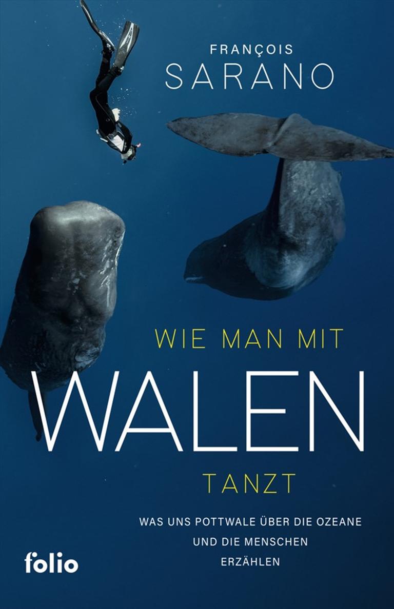 Buchcover von „Wie man mit Walen tanzt. Was uns Pottwale über die Ozeane und die Menschen erzählen“ von François Sarano. Darauf ein Taucher und ein Wal.