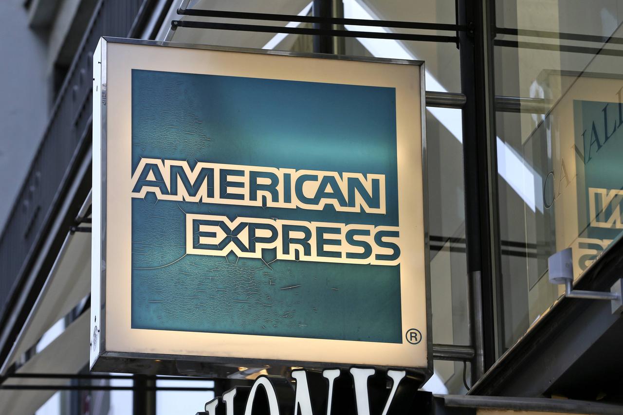 Das Foto zeigt ein Schild von American Express.