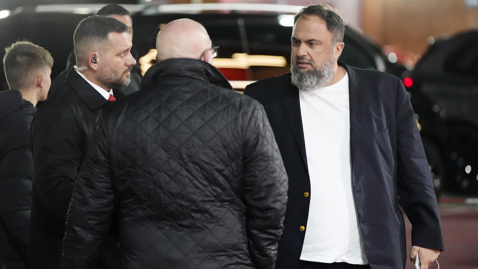 Evangelos Marinakis (r.), Reeder und Besitzer des Premier-League-Fußballklubs Nottingham Forest, im Gespräch mit zwei anderen Männern. Evangelos Marinakis (r.), Reeder und Besitzer des Premier-League-Fußballklubs Nottingham Forest, im Gespräch mit zwei anderen Männern.