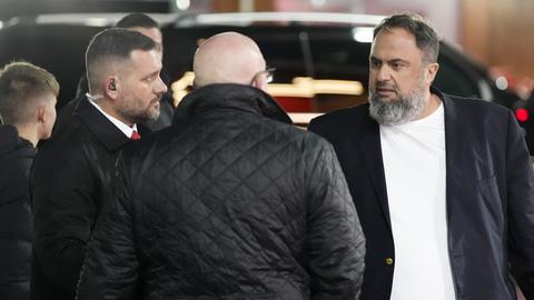 Evangelos Marinakis (r.), Reeder und Besitzer des Premier-League-Fußballklubs Nottingham Forest, im Gespräch mit zwei anderen Männern.