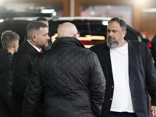 Evangelos Marinakis (r.), Reeder und Besitzer des Premier-League-Fußballklubs Nottingham Forest, im Gespräch mit zwei anderen Männern.