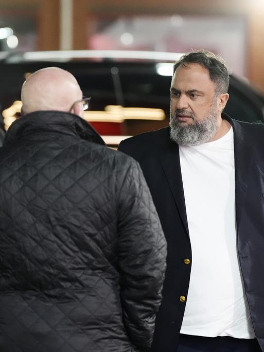 Evangelos Marinakis (r.), Reeder und Besitzer des Premier-League-Fußballklubs Nottingham Forest, im Gespräch mit zwei anderen Männern.