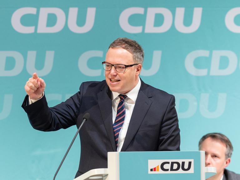 Mario Voigt (CDU), Partei- und Fraktionsvorsitzender, spricht bei der Landesvertreterversammlung der CDU im Kultur- und Kongresszentrum Festhalle Ilmenau. 