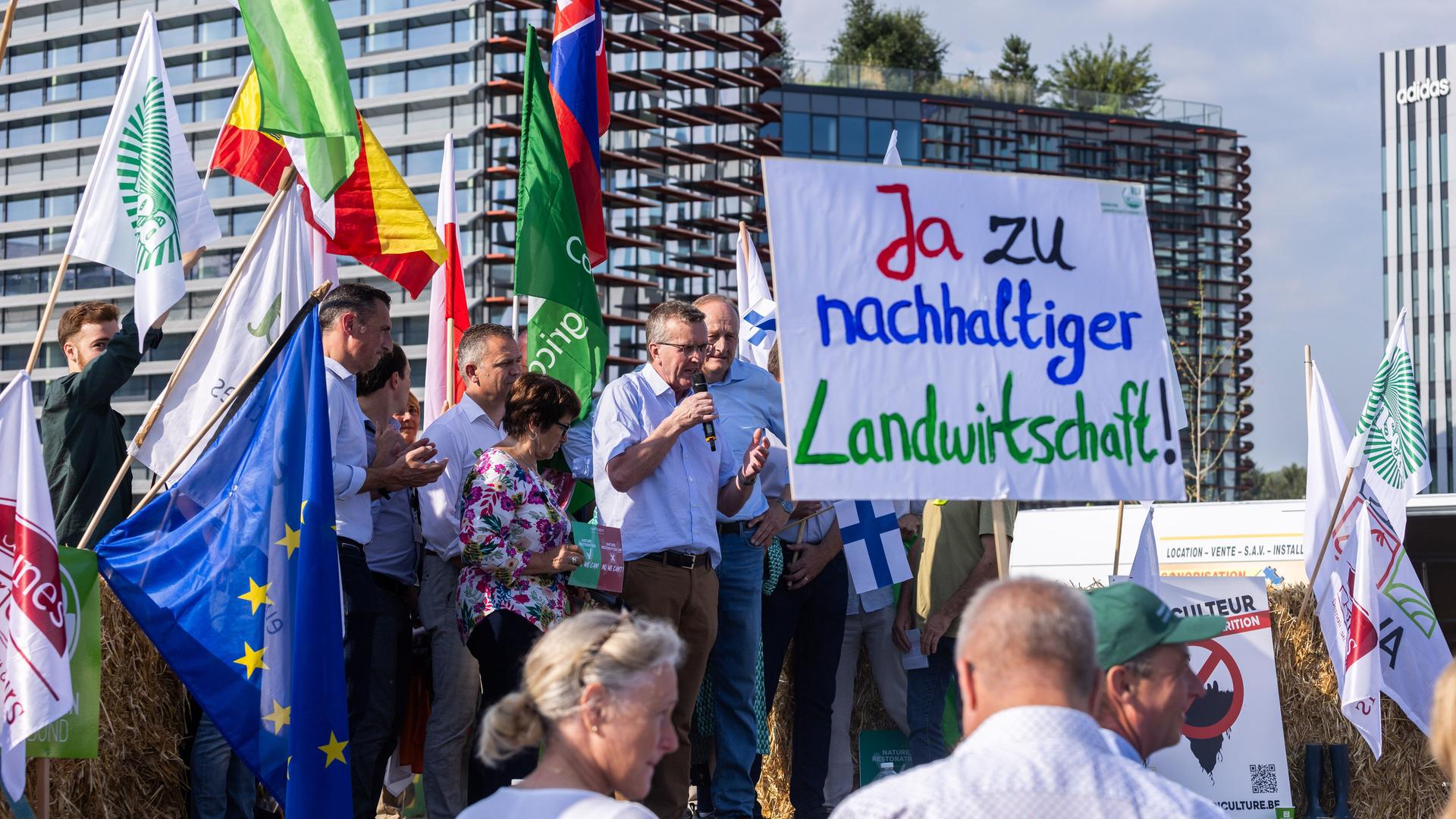 Frankreich, Straßburg: Deutsche Landwirte, die den von der EU vorgeschlagenen "Green Deal" unterstützen, demonstrieren vor dem Europäischen Parlament. Frankreich, Straßburg: Deutsche Landwirte, die den von der EU vorgeschlagenen "Green Deal" unterstützen, demonstrieren vor dem Europäischen Parlament.