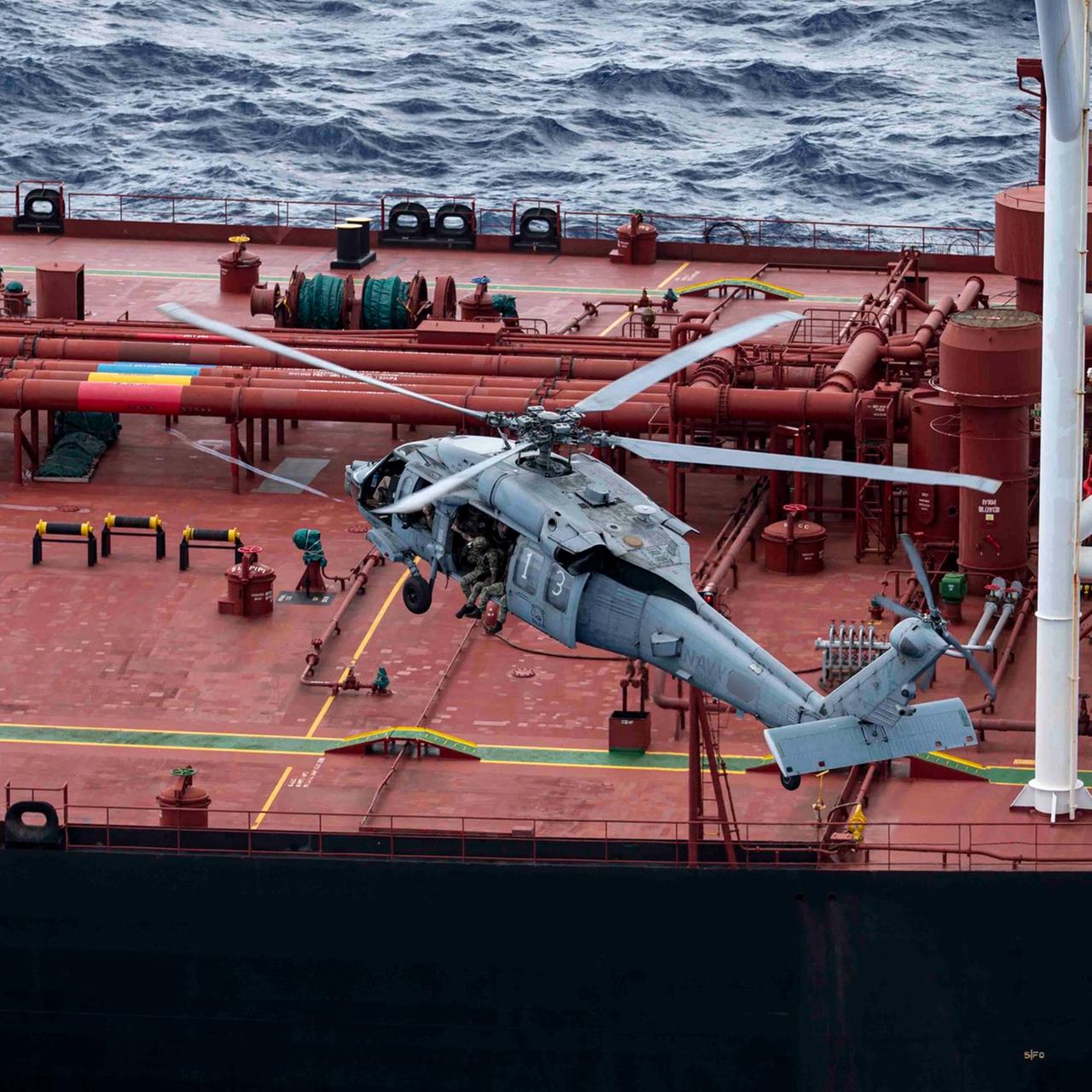 Das Bild zeigt einen Hubschrauber der US-Marine über dem Deck des Öltankers Veronica III. Das Schiff wurde aufgrund von Sanktionen gegen den Iran gestoppt. 