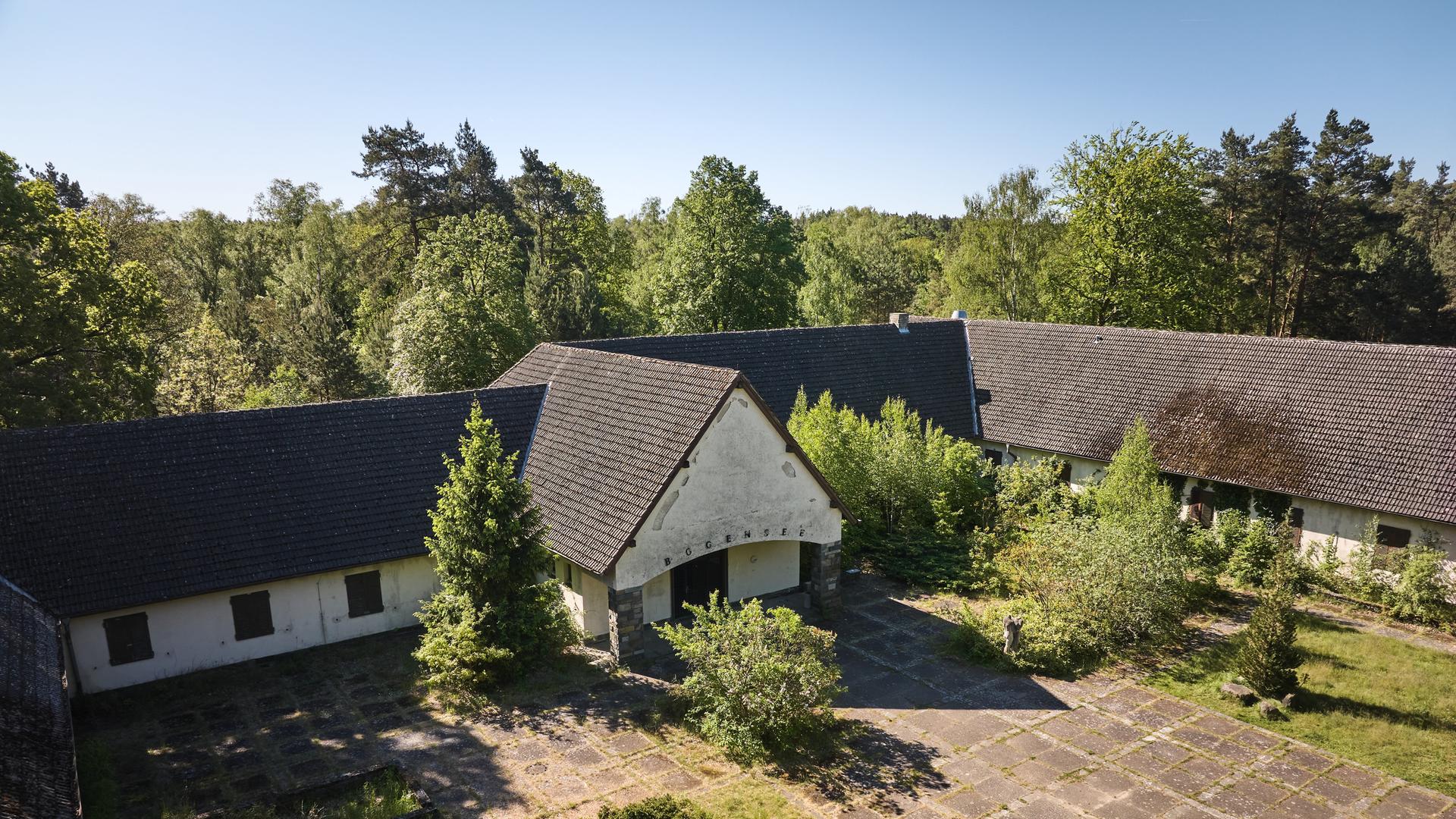 Blick auf den ehemaligen Landsitz von NS-Propagandaminister Goebbels auf dem Gelände der früheren FDJ-Hochschule (Jugendhochschule) am Bogensee nahe Wandlitz. Eine wirtschaftliche Lösung für das verfallene Gelände soll jetzt gefunden werden. Blick auf den ehemaligen Landsitz von NS-Propagandaminister Goebbels auf dem Gelände der früheren FDJ-Hochschule (Jugendhochschule) am Bogensee nahe Wandlitz. Eine wirtschaftliche Lösung für das verfallene Gelände soll jetzt gefunden werden.