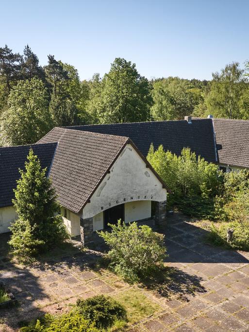 Blick auf den ehemaligen Landsitz von NS-Propagandaminister Goebbels auf dem Gelände der früheren FDJ-Hochschule (Jugendhochschule) am Bogensee nahe Wandlitz. Eine wirtschaftliche Lösung für das verfallene Gelände soll jetzt gefunden werden.