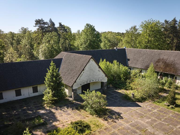 Blick auf den ehemaligen Landsitz von NS-Propagandaminister Goebbels auf dem Gelände der früheren FDJ-Hochschule (Jugendhochschule) am Bogensee nahe Wandlitz. Eine wirtschaftliche Lösung für das verfallene Gelände soll jetzt gefunden werden.