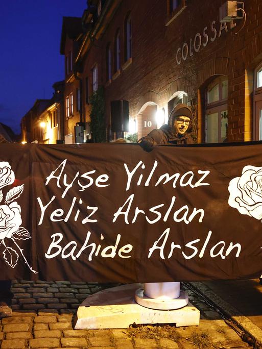 Gedenken an die Opfer des Möllner Anschlags von 1992: Auf dem Transparent stehen die Namen der getöteten Bahide Arslan, Yeliz Arslan und Ayse Yilmaz