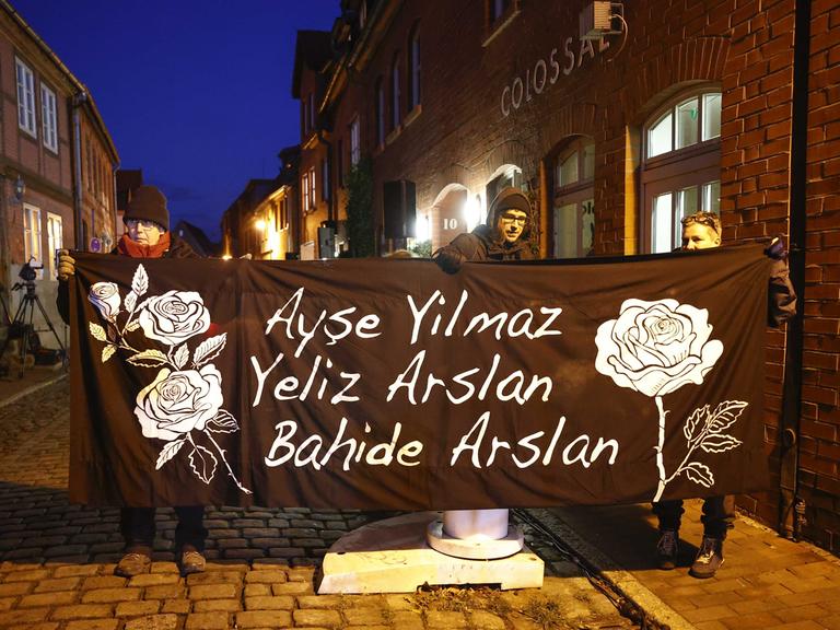 Gedenken an die Opfer des Möllner Anschlags von 1992: Auf dem Transparent stehen die Namen der getöteten Bahide Arslan, Yeliz Arslan und Ayse Yilmaz