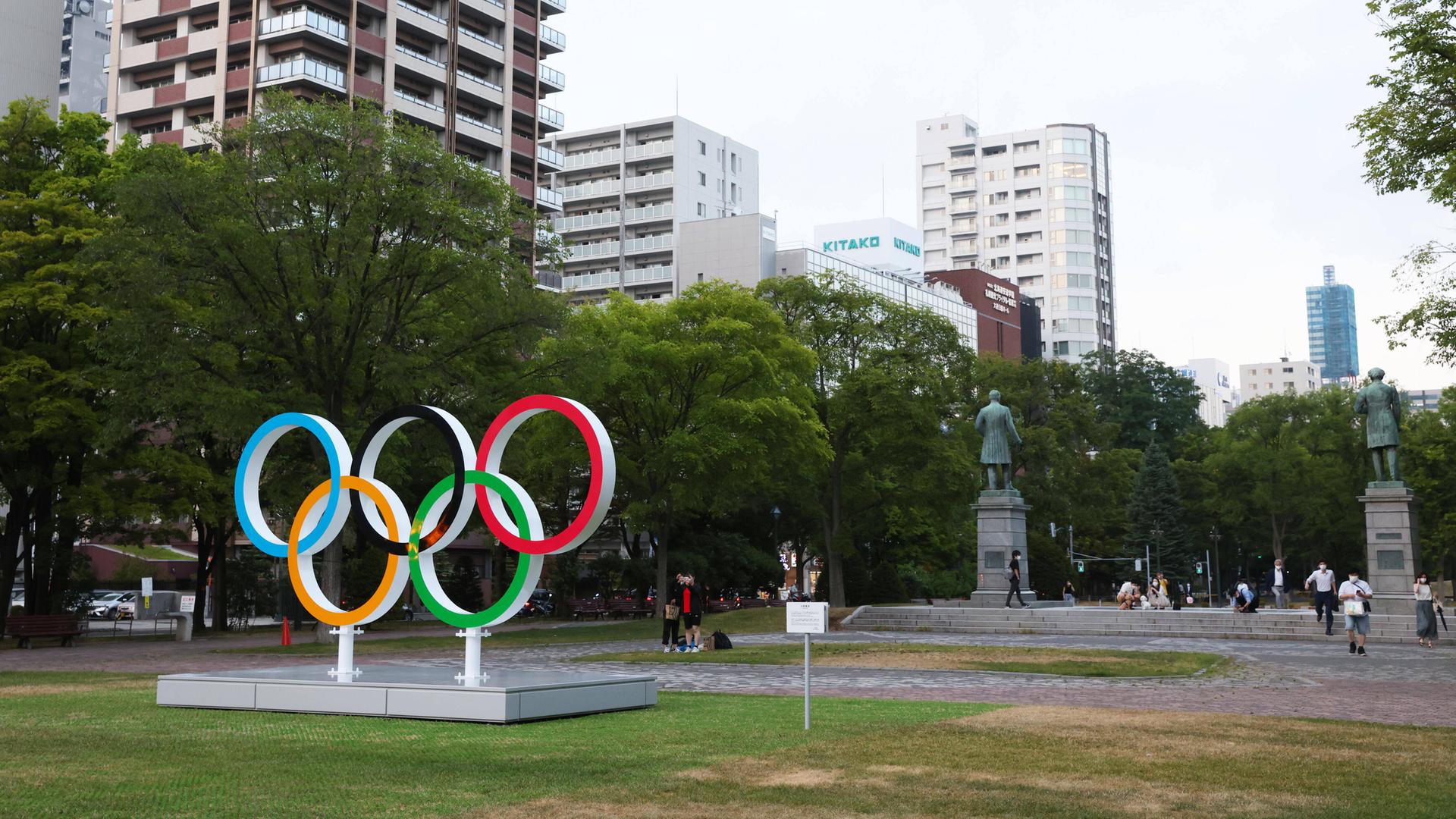 Die olympischen Ringe stehen im Odori Park im japanischen Sapporo. Die Stadt könnte ihre Bewerbung für die Winterspiele 2030 aber noch zurückziehen.