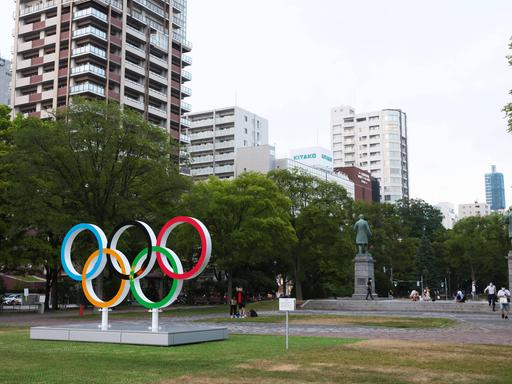 Die olympischen Ringe stehen im Odori Park im japanischen Sapporo. Die Stadt könnte ihre Bewerbung für die Winterspiele 2030 aber noch zurückziehen.