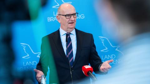 Dietmar Woidke (SPD), Ministerpräsident von Brandenburg, spricht in der Staatskanzlei von Brandenburg bei einem Statement zur Koalitionskrise und gestikuliert. 