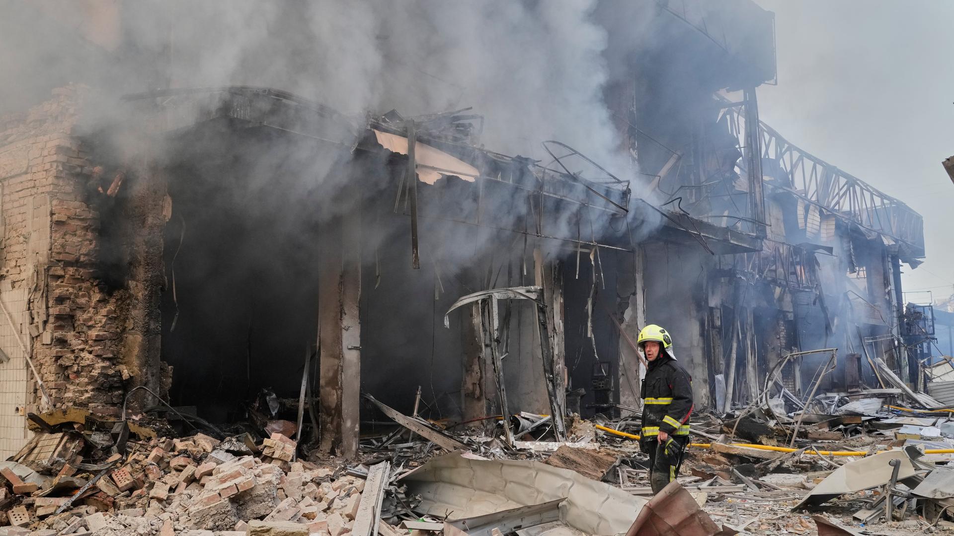 Kiew: Ein Feuerwehrmann löscht das Feuer auf einem Marktplatz der Stadt, der von russischen Raketen während eines Luftangriffs getroffen wurde. 