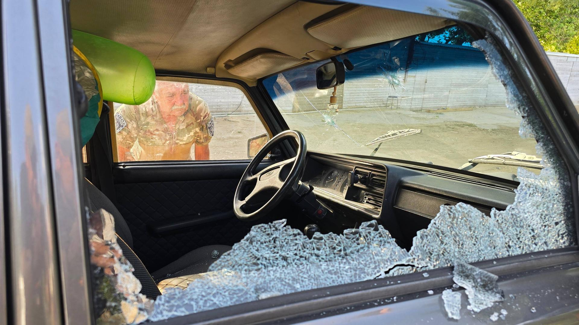 In Sewastopol, auf der Krim ist die zerstörte Beifahrerscheibe eines Autos zu sehen, das während eines ukrainischen Raketenangriff in der Nähe eines öffentlichen Strandes parkte. 