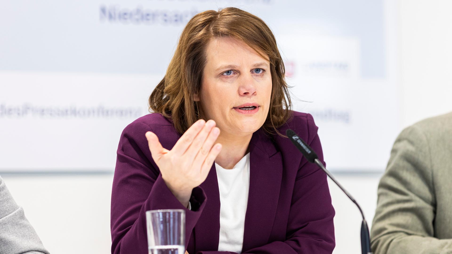 Julia Willie Hamburg (Bündnis 90/Die Grünen), Kultusministerin Niedersachsen, spricht und gestikuliert während einer Pressekonferenz.
