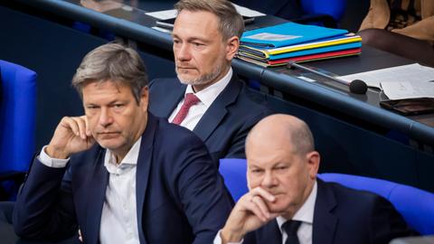 Bundeskanzler Olaf Scholz (SPD), Finanzminister Christian Lindner (FDP) und Wirtschaftsminister Robert Habeck (Grüne) im Plenum des Deutschen Bundestages 