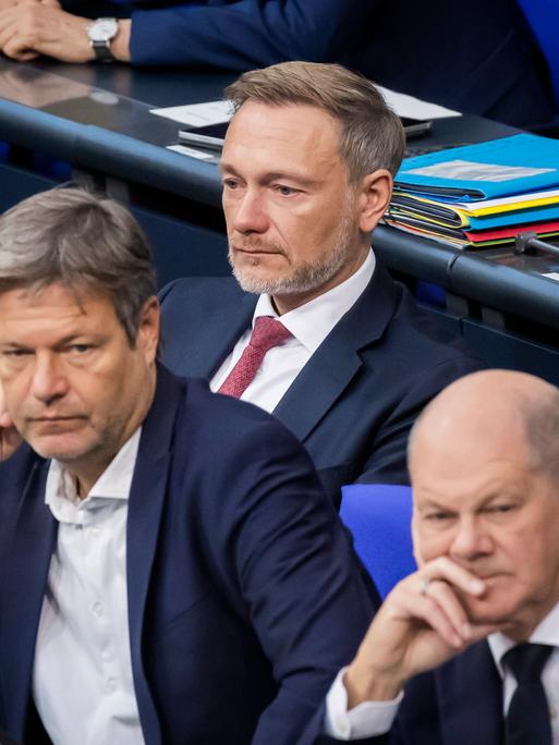 Bundeskanzler Olaf Scholz (SPD), Finanzminister Christian Lindner (FDP) und Wirtschaftsminister Robert Habeck (Grüne) im Plenum des Deutschen Bundestages 