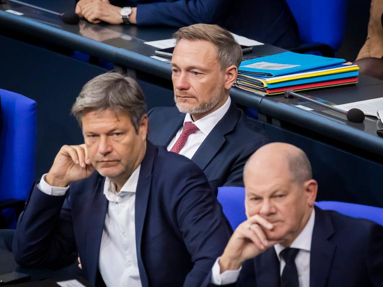 Bundeskanzler Olaf Scholz (SPD), Finanzminister Christian Lindner (FDP) und Wirtschaftsminister Robert Habeck (Grüne) im Plenum des Deutschen Bundestages 