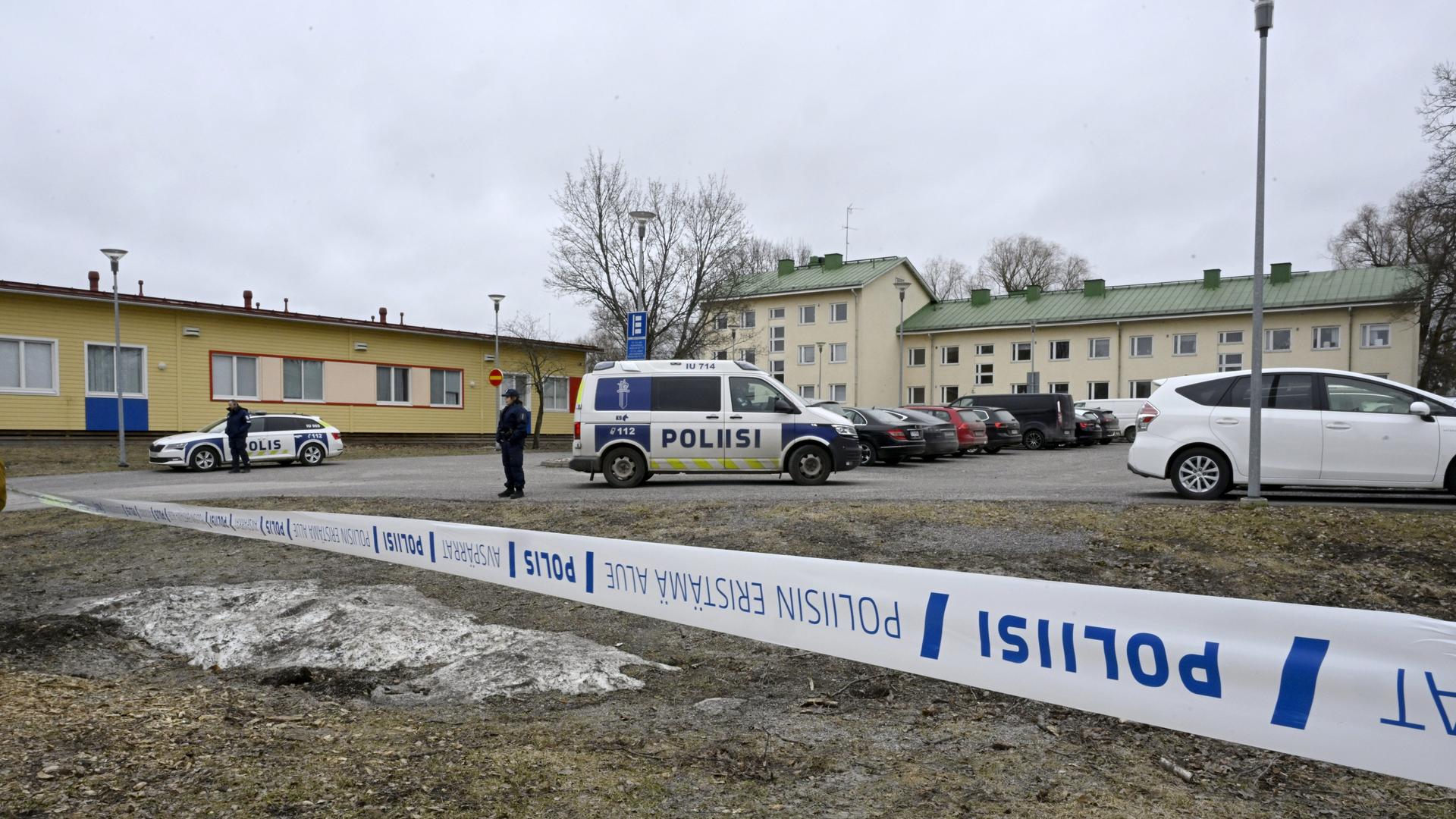 Finnland, Vantaa: Polizeibeamte bewachen den Tatort hinter den Absperrbändern bei der Viertola-Schule. Finnland, Vantaa: Polizeibeamte bewachen den Tatort hinter den Absperrbändern bei der Viertola-Schule.
