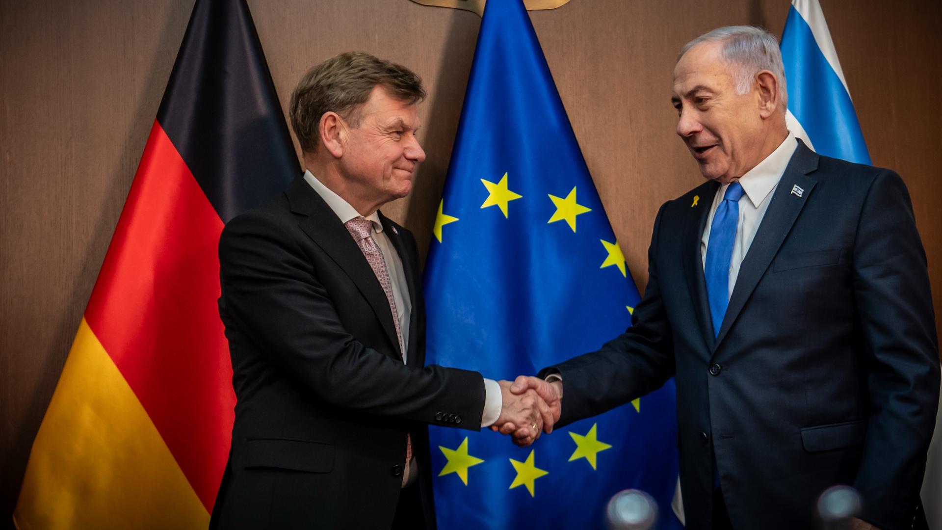 Bundesaußenminister Johann Wadephul und Israels Ministerpräsident Benjamin Netanjahu reichen sich die Hand. Im Hindergrund sind die Flaggen beider Länder. Bundesaußenminister Johann Wadephul und Israels Ministerpräsident Benjamin Netanjahu reichen sich die Hand. Im Hindergrund sind die Flaggen beider Länder.