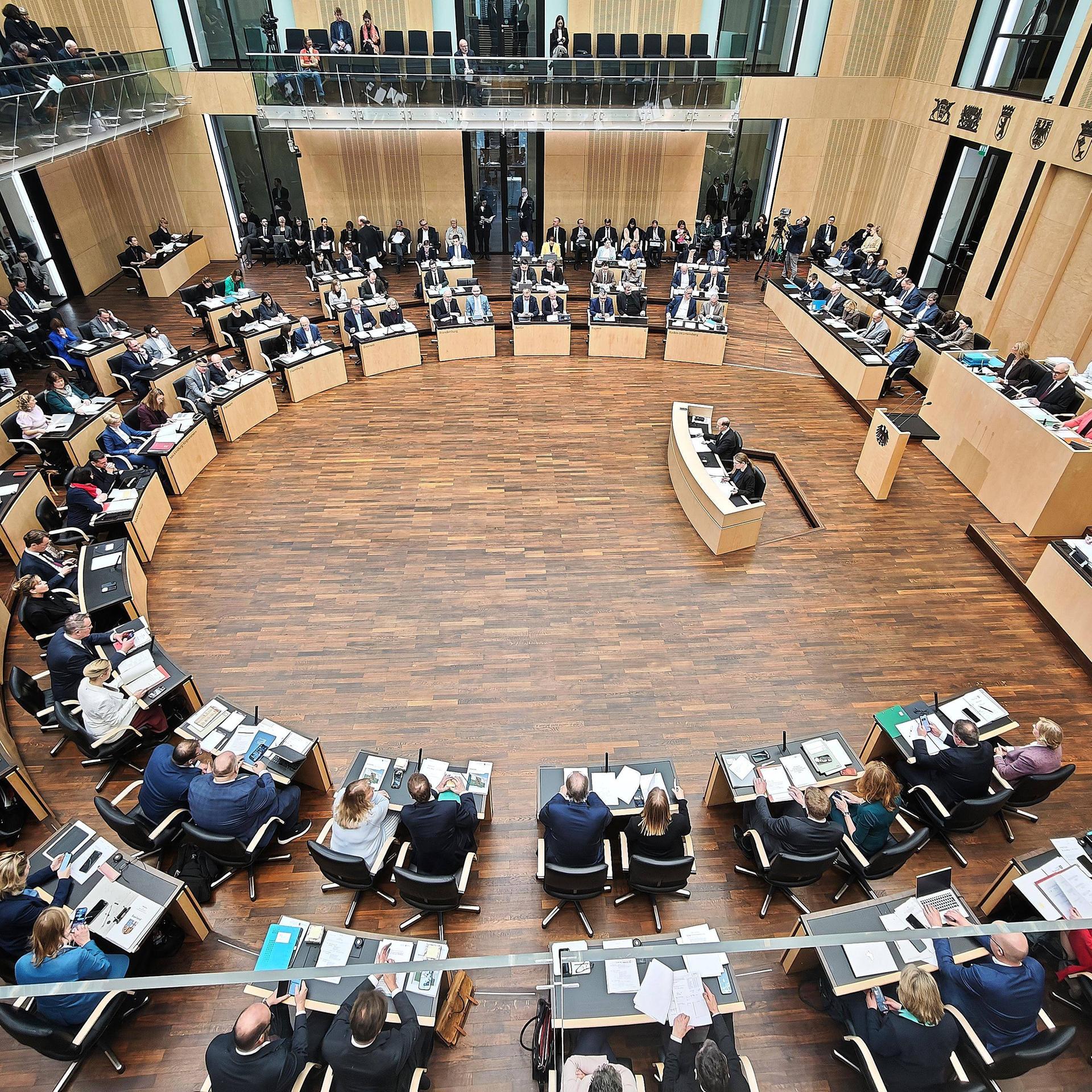 Blick ins Plenum bei einer Sitzung des Deutschen Bundesrats in Berlin.