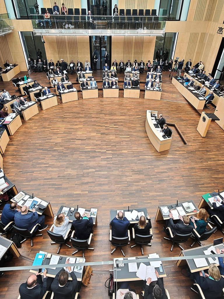 Blick ins Plenum bei einer Sitzung des Deutschen Bundesrats in Berlin. Blick ins Plenum bei einer Sitzung des Deutschen Bundesrats in Berlin.