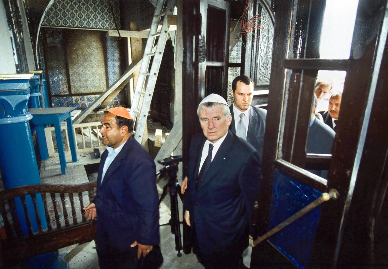 Der damalige Bundesinnenminister Otto Schily beim Besuch der Synagoge nach dem Attentat.