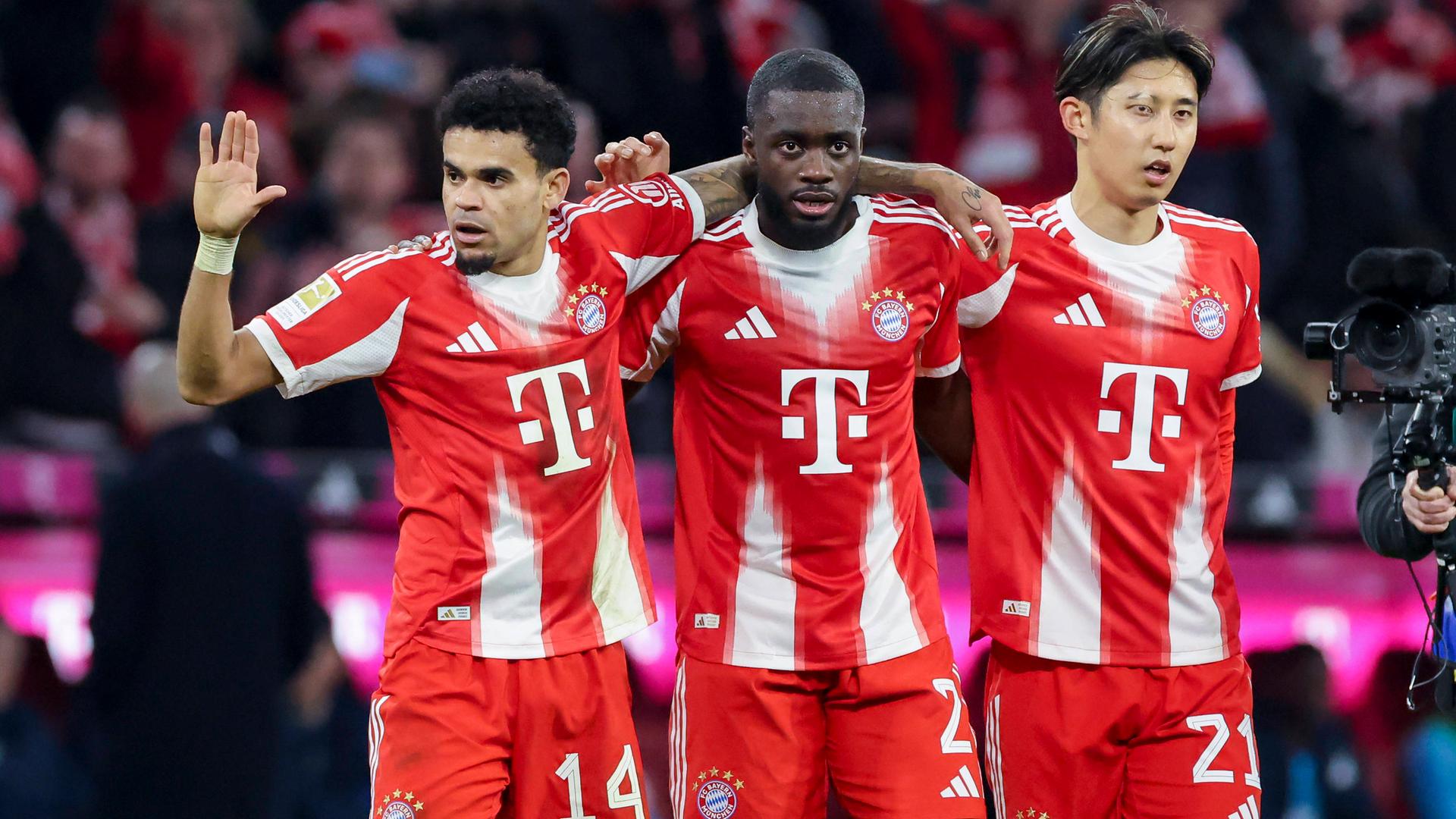 Drei Spieler von Bayern München jubeln gemeinsam über ein Tor.