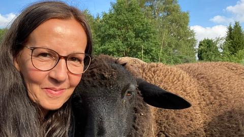 Susanne Kleinschmidt mit einem Schaf.