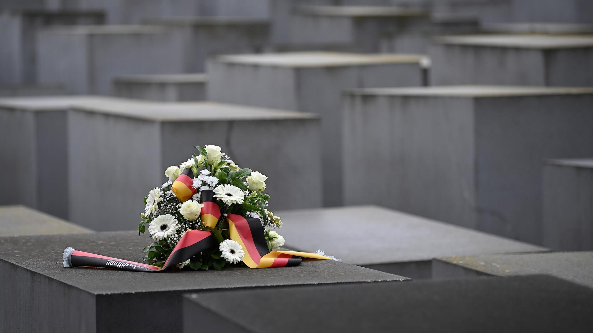 Ein Gedenkkranz liegt anlässlich des Holocaust-Gedenktages, zum Gedenken an die Opfer des Nationalsozialismus, am Mahnmal für die ermordeten Juden Europas, das auch Holocaust-Denkmal genannt wird.