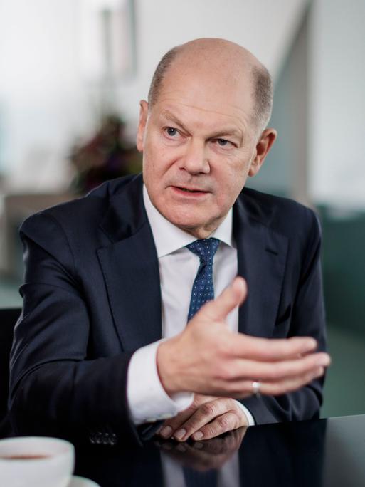 Olaf Scholz (SPD), Bundeskanzler, aufgenommen im Rahmen eines Interviews für das RND im Bundeskanzleramt in Berlin. Er trägt Anzug und Krawatte und gestikuliert während er spricht.