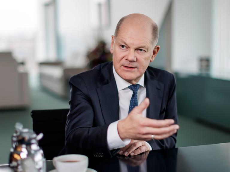 Olaf Scholz (SPD), Bundeskanzler, aufgenommen im Rahmen eines Interviews für das RND im Bundeskanzleramt in Berlin. Er trägt Anzug und Krawatte und gestikuliert während er spricht.