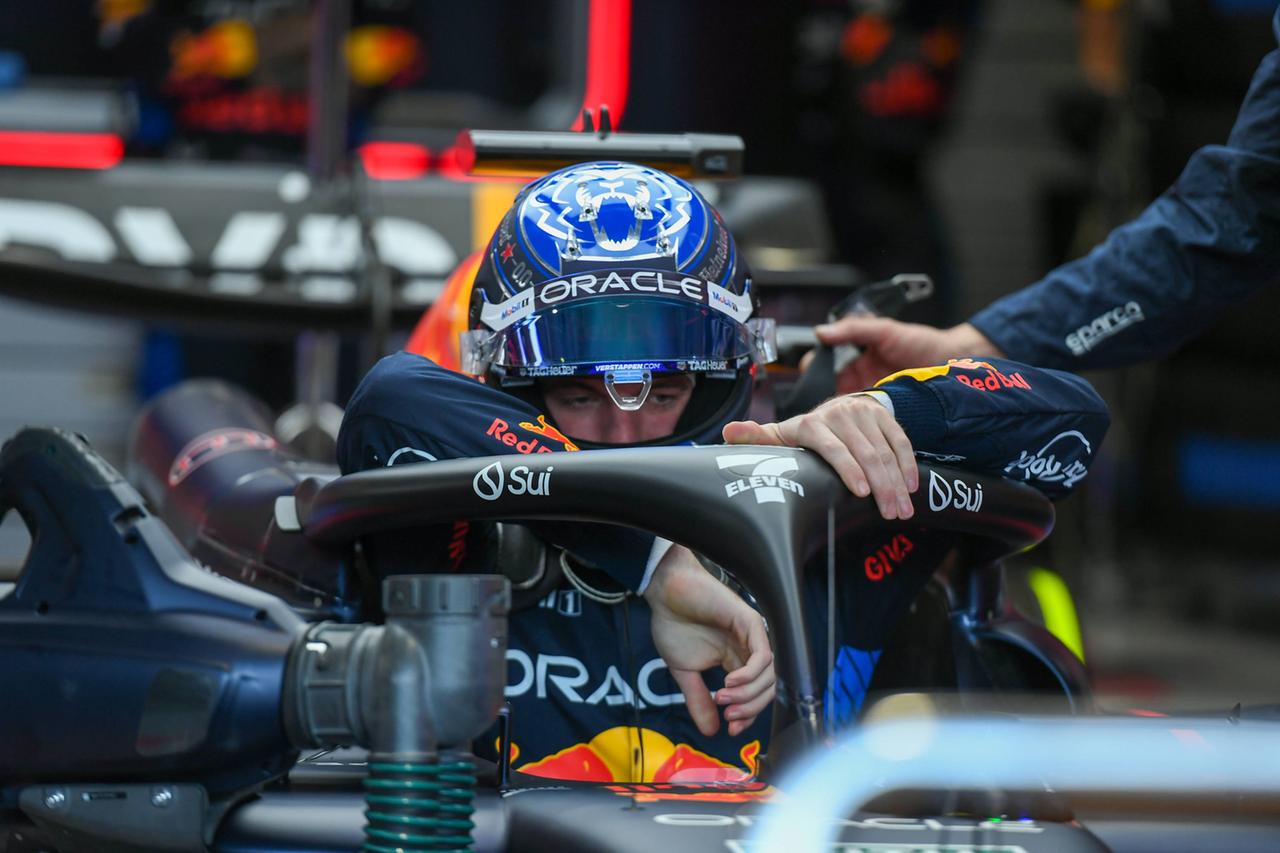 Max Verstappen steigt aus dem Red Bull.