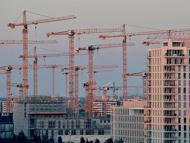 Hamburg: Baukräne bestimmen das Bild in der wachsenden Hafenstadt