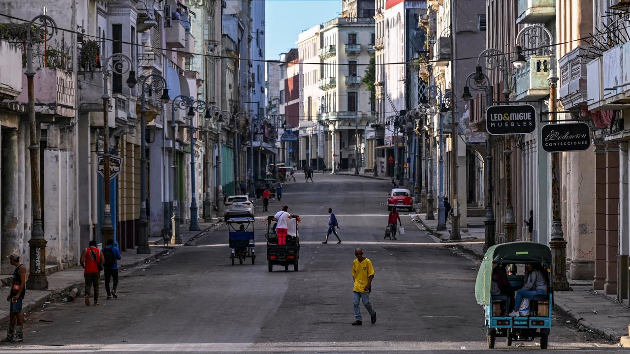 Eine Straße mit Fußgängern in der Altstadt von Havanna während eines landesweiten Stromausfalls.