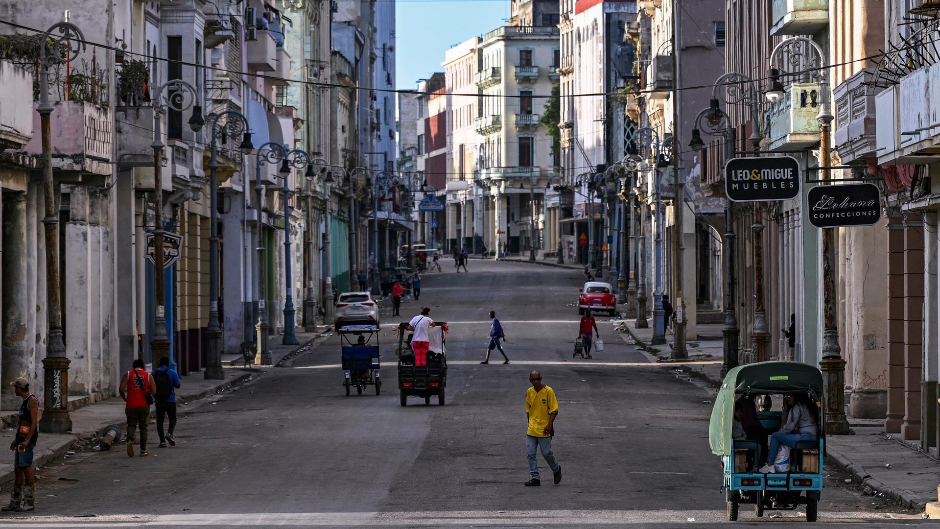Eine Straße mit Fußgängern in der Altstadt von Havanna während eines landesweiten Stromausfalls. Eine Straße mit Fußgängern in der Altstadt von Havanna während eines landesweiten Stromausfalls.