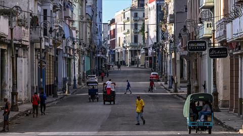 Eine Straße mit Fußgängern in der Altstadt von Havanna während eines landesweiten Stromausfalls.