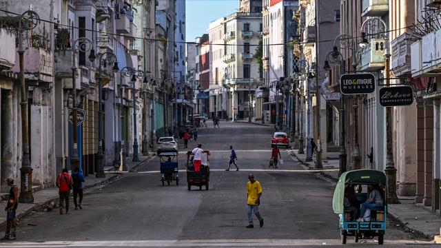 Eine Straße mit Fußgängern in der Altstadt von Havanna während eines landesweiten Stromausfalls.