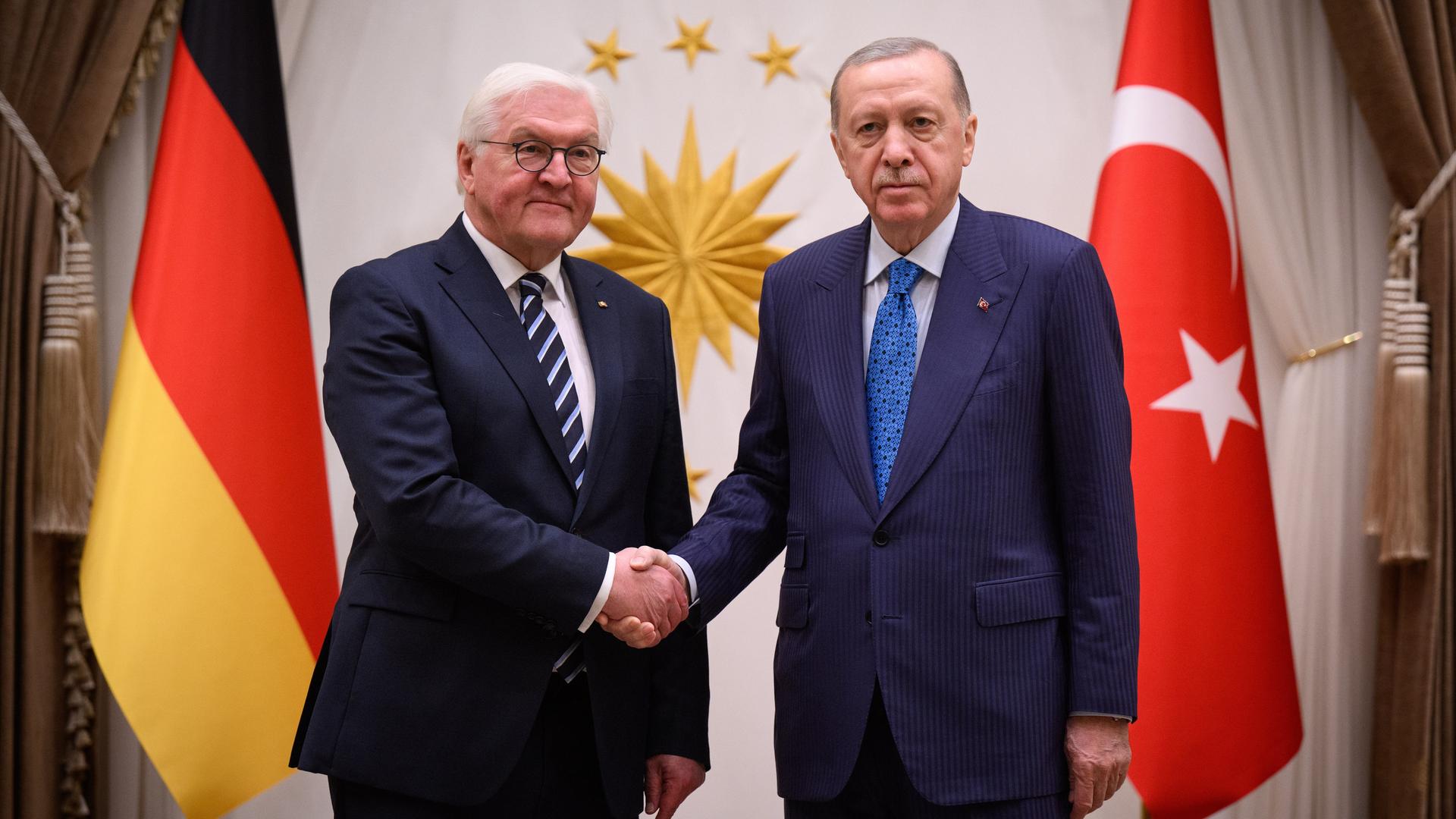 Bundespräsident Frank-Walter Steinmeier und Recep Tayyip Erdogan, Präsident der Türkei, geben sich die Hand