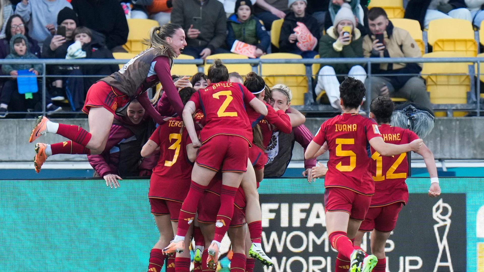 Das Foto zeigt spanische Fußballerinnen. Die Frauen freuen sich über ein Tor. 