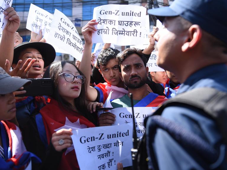 Aktivisten der Generation Z United demonstrieren im Herbst 2025 in Kathmandu unter dem Motto „Vergesst nicht das Blut der Märtyrer“