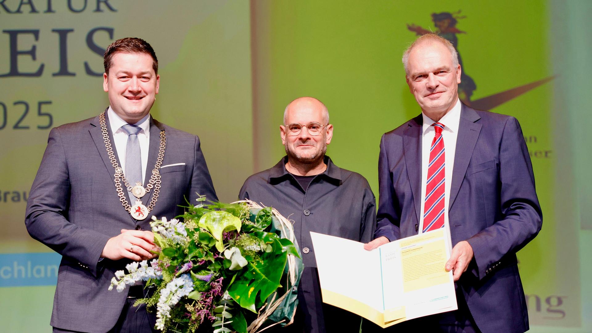 Drei Männer stehen nebeneinander, lächeln in die Kamera und halten einen Blumenstrauß sowie eine Auszeichnung in den Händen (v.l.n.r.: Braunschweigs OB Dr. Thorsten Kornblum, Schriftsteller Jonas Lüscher und Deutschlandradio-Intendant Stefan Raue) Drei Männer stehen nebeneinander, lächeln in die Kamera und halten einen Blumenstrauß sowie eine Auszeichnung in den Händen (v.l.n.r.: Braunschweigs OB Dr. Thorsten Kornblum, Schriftsteller Jonas Lüscher und Deutschlandradio-Intendant Stefan Raue)