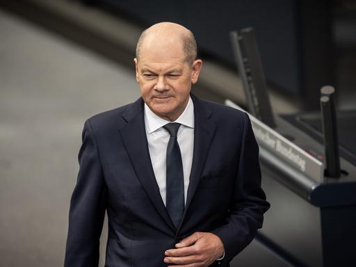 Bundeskanzler Olaf Scholz (SPD) kommt zu einer Befragung der Bundesregierung im Plenarsaal im Deutschen Bundestag.