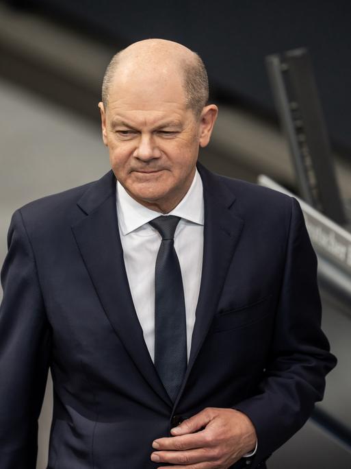 Bundeskanzler Olaf Scholz (SPD) kommt zu einer Befragung der Bundesregierung im Plenarsaal im Deutschen Bundestag.