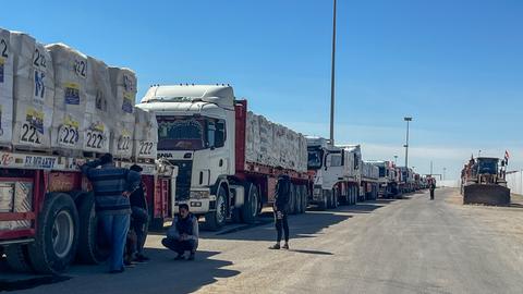 Lastwagen stehen am Grenzübergang Rafah zwischen Ãgypten und dem Gazastreifen.