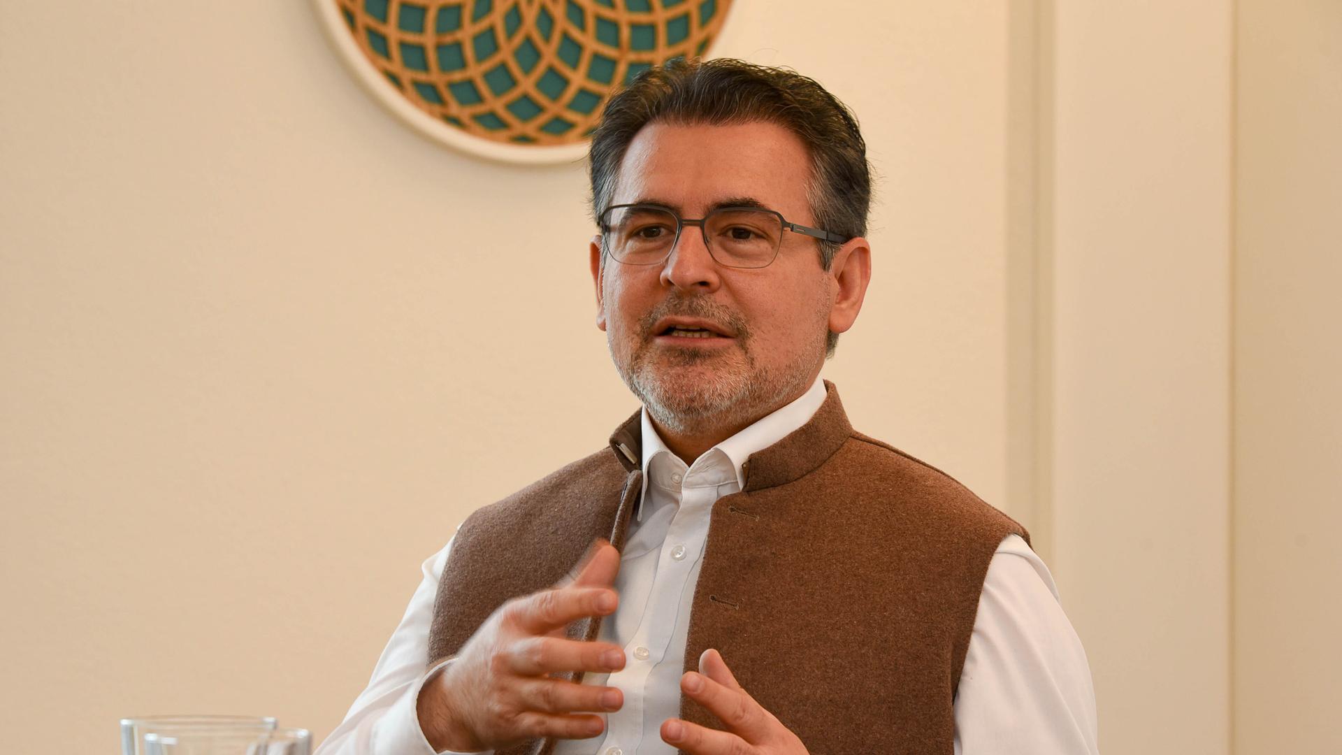 Imam Benjamin Idriz gestikuliert mit beiden Händen. Imam Benjamin Idriz gestikuliert mit beiden Händen.