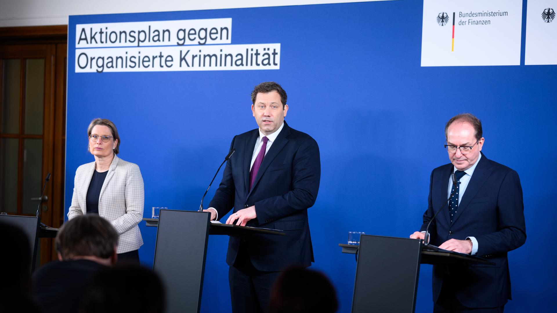 Stefanie Hubig (l-r, SPD), Justizministerin, Lars Klingbeil (SPD)Finanzminister und Alexander Dobrindt (CSU), Bundesinnenminister stellen dort den Gemeinsamen Aktionsplan gegen Organisierte Kriminalität vor. Stefanie Hubig (l-r, SPD), Justizministerin, Lars Klingbeil (SPD)Finanzminister und Alexander Dobrindt (CSU), Bundesinnenminister stellen dort den Gemeinsamen Aktionsplan gegen Organisierte Kriminalität vor.